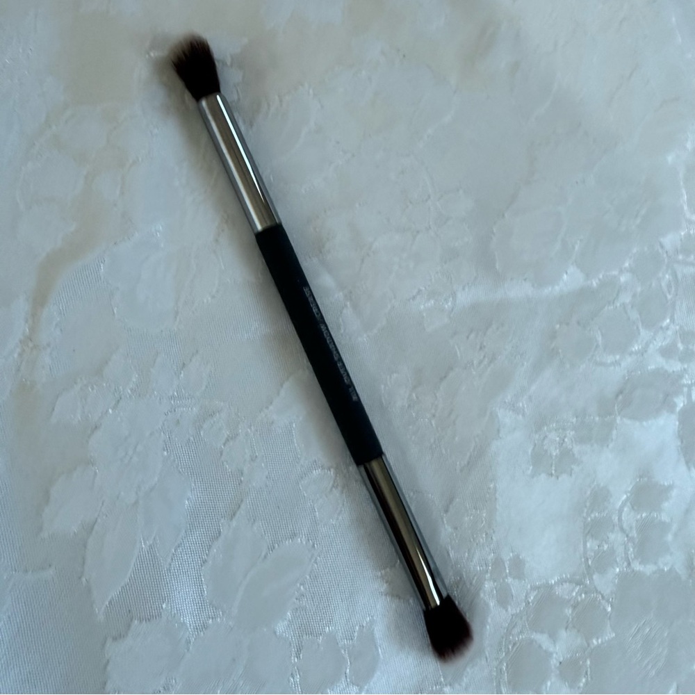 IT Brushes For‎ ULTA Dual-Ended Makeup Brush with Black Handle